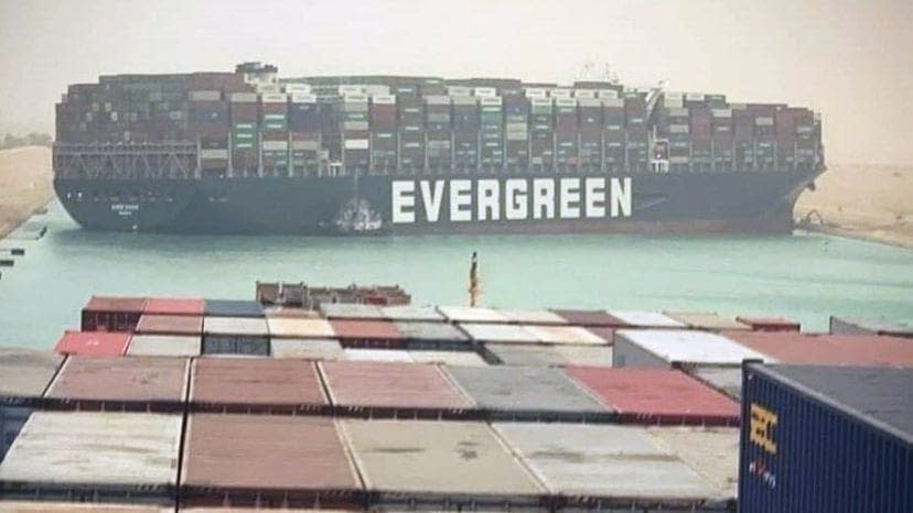 El bloqueo de Suez paraliza el tránsito de más de 8.000 millones diarios en mercancías.