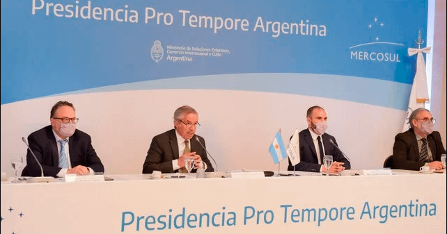 Uruguay presentó su propuesta para abrir el Mercosur y afirma que Brasil la apoya.